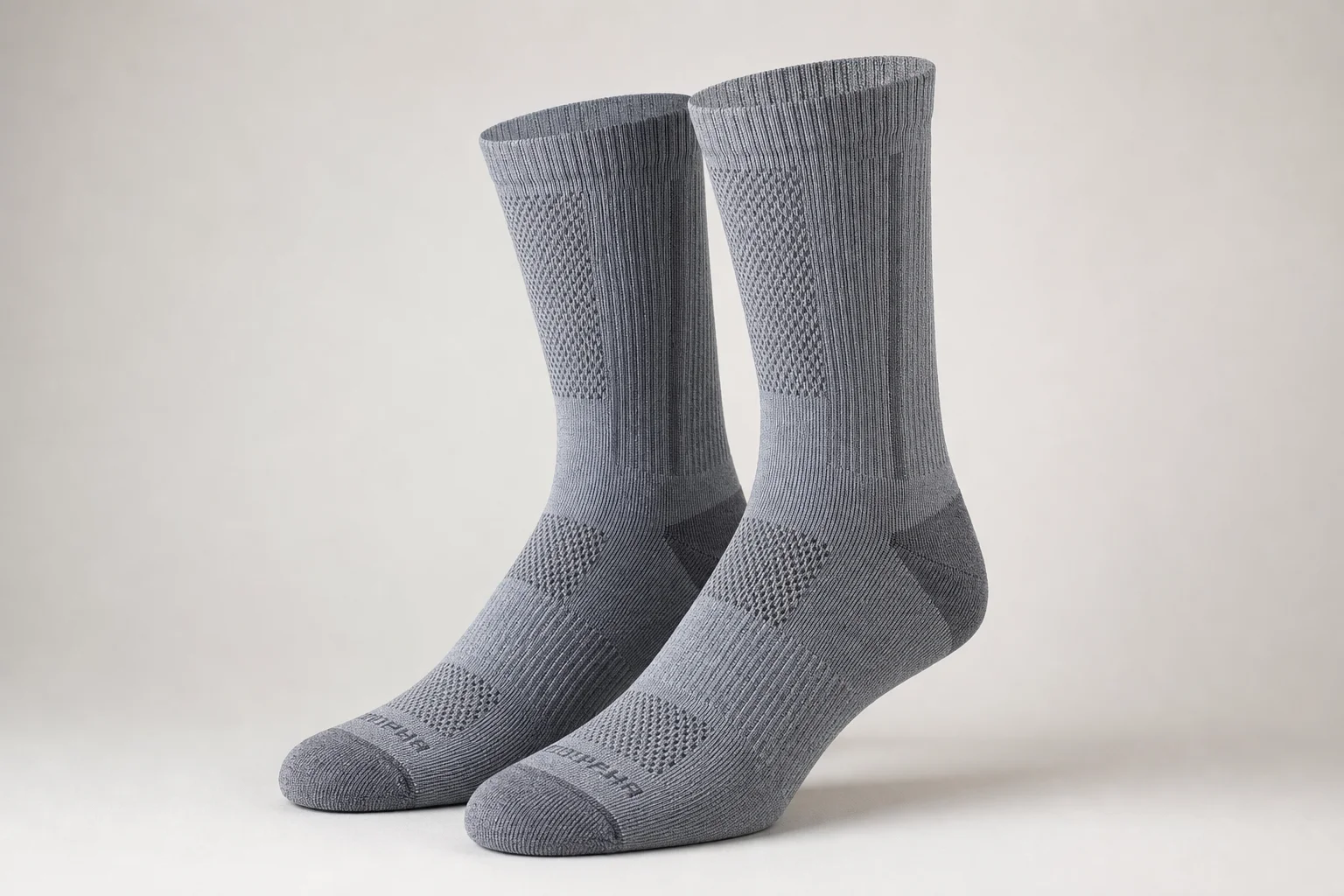 Winter-Laufzubehör auf Beton, darunter Handschuhe, Mütze, Stirnlampe und ein reflektierender Rucksack
