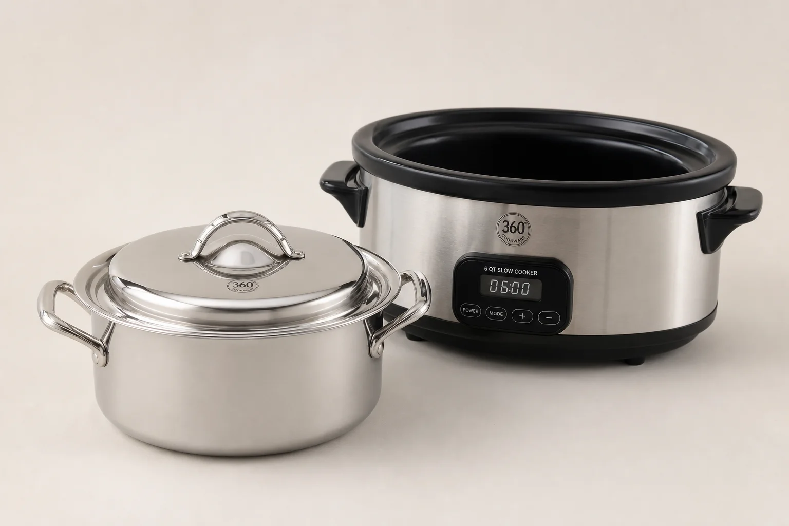 Cinque slow cooker atossiche disposte su una superficie in cemento che mostrano la varietà di design e materiali