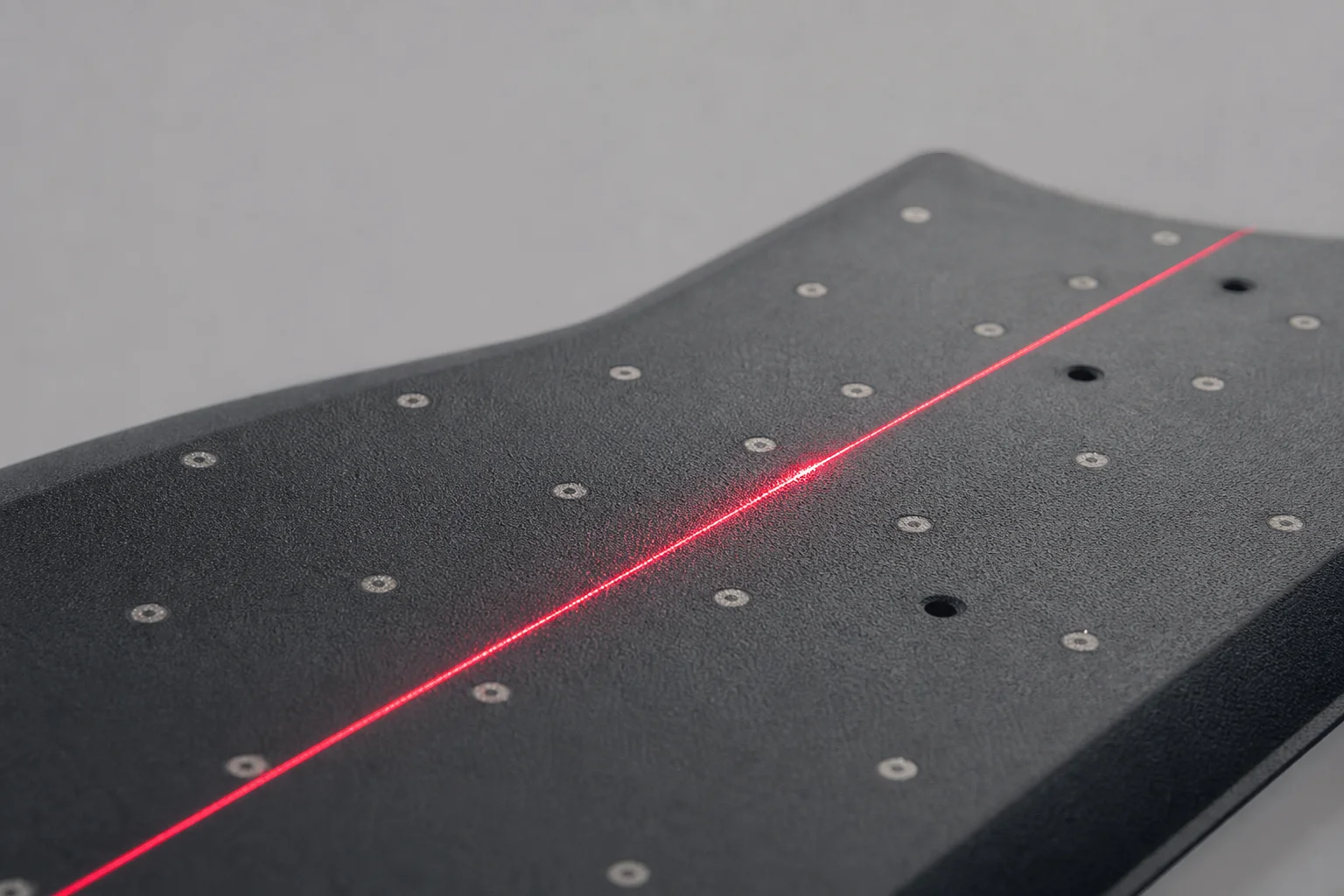 Nahaufnahme des Laser-Projektionsmusters auf einer schwarzen Oberfläche