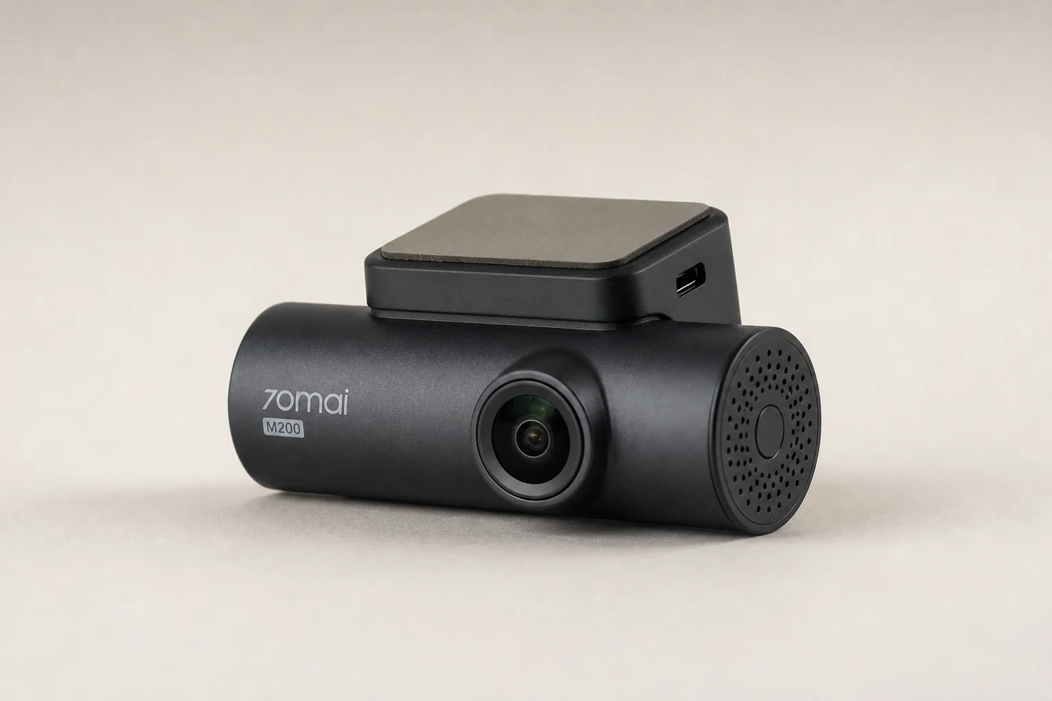 Sammlung moderner Dash-Cams auf einer Betonoberfläche, die Einzel-, Dual- und Spiegelmodelle zeigen
