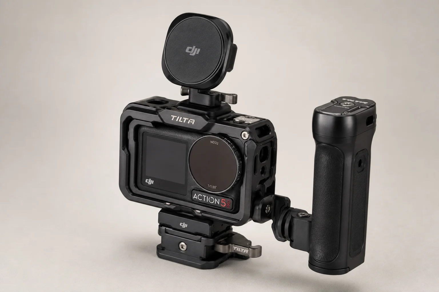 裝載於 Tilta 金屬兔籠的 DJI Action 5 Pro，配備側握把、手機支架與 ND 濾鏡