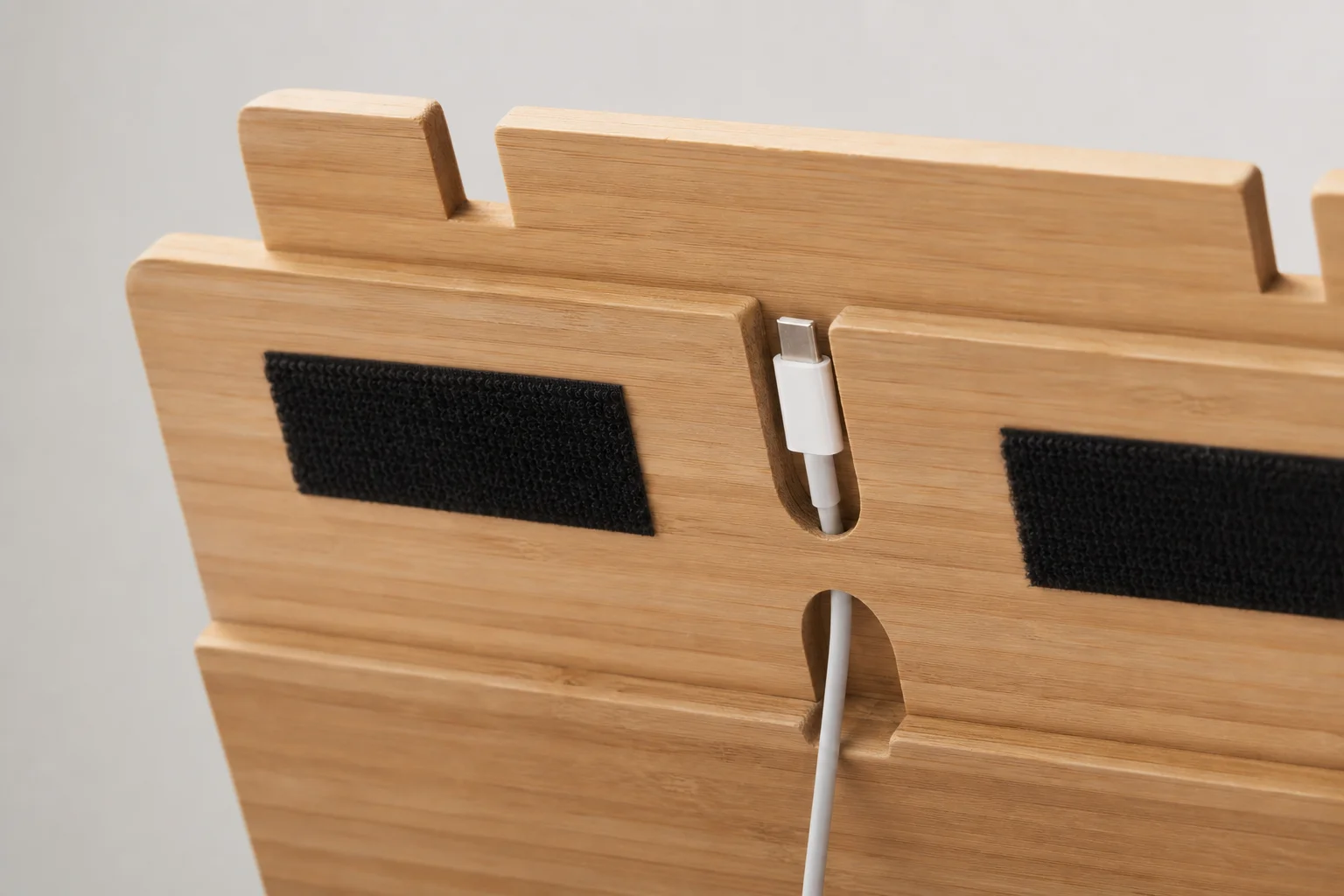 Tablet-Halterung mit Aussparung für das USB-Ladekabel und Klettverschluss-Befestigungspunkten