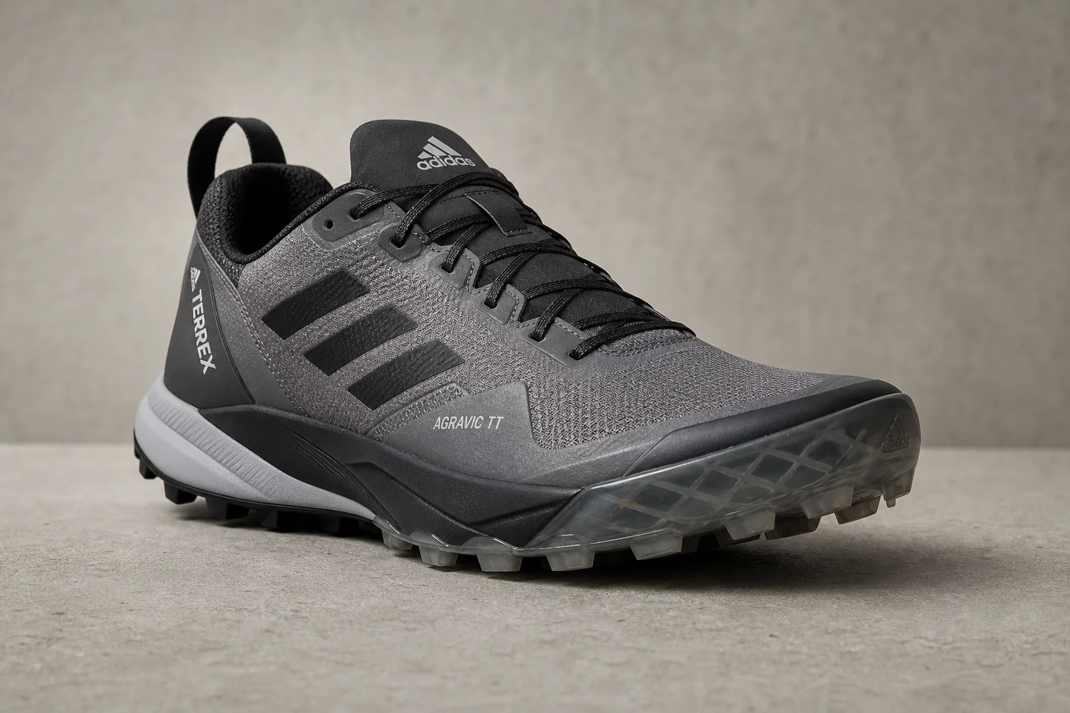 Adidas Terrex Agravic TT 越野跑鞋置於水泥地面上