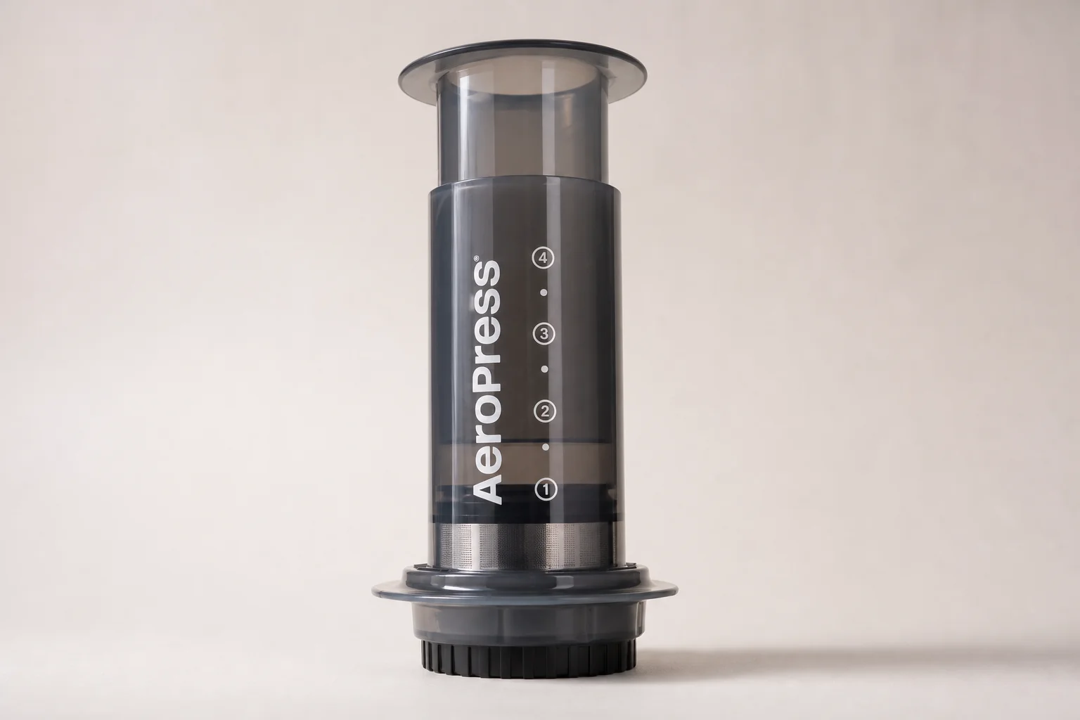 Tre macchine da caffè disposte sul tavolo di un camper: AeroPress, Nespresso Essenza Mini e Ozito