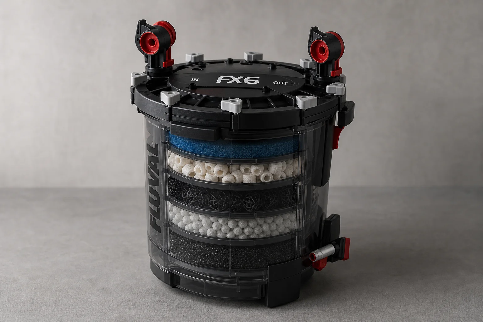Filtro esterno Fluval FX6 con cestelli interni visibili su una superficie grigia