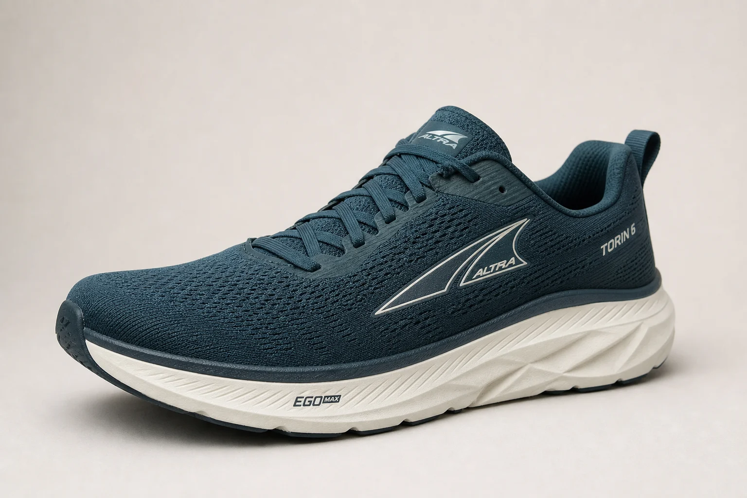 Sette modelli di scarpe barefoot disposti su una superficie in cemento