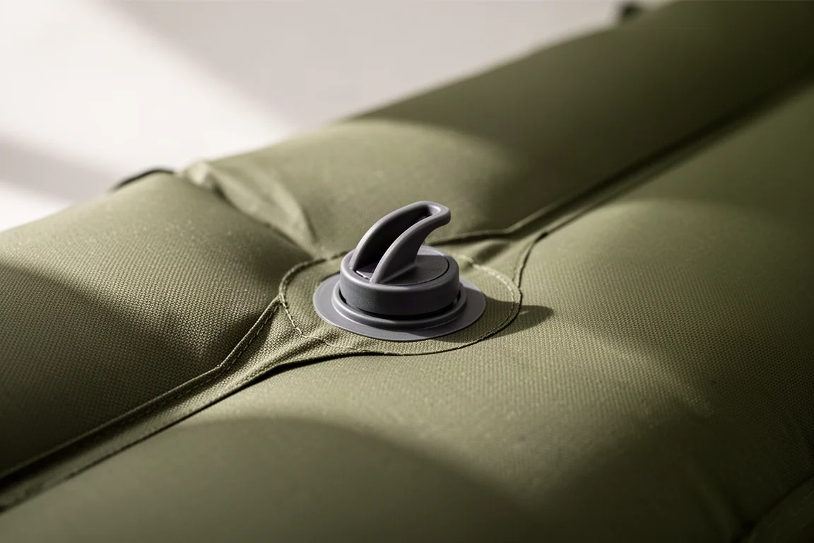 Primer plano de la válvula de giro de una esterilla inflable verde oliva