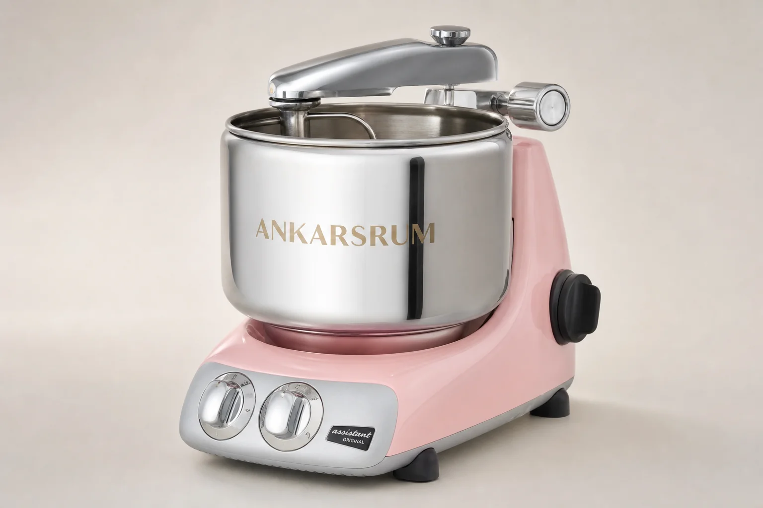 Tre köksassistenter: KitchenAid Artisan, Bosch Universal och Ankarsrum Assistent uppställda sida vid sida