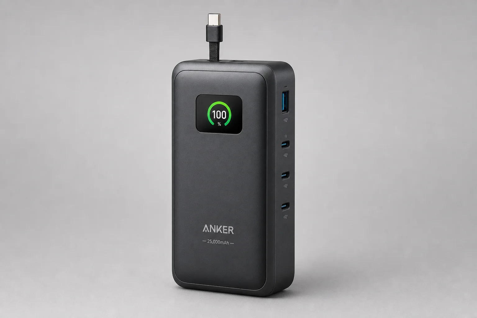 Bancos de energía Anker de 25,000mAh y 27,000mAh uno al lado del otro sobre concreto