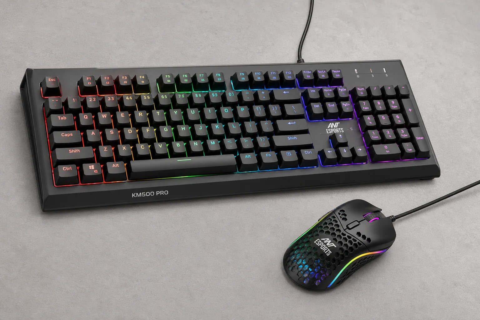 Otto combo tastiera e mouse da gaming disposti su una superficie in cemento che mostrano vari design e colori