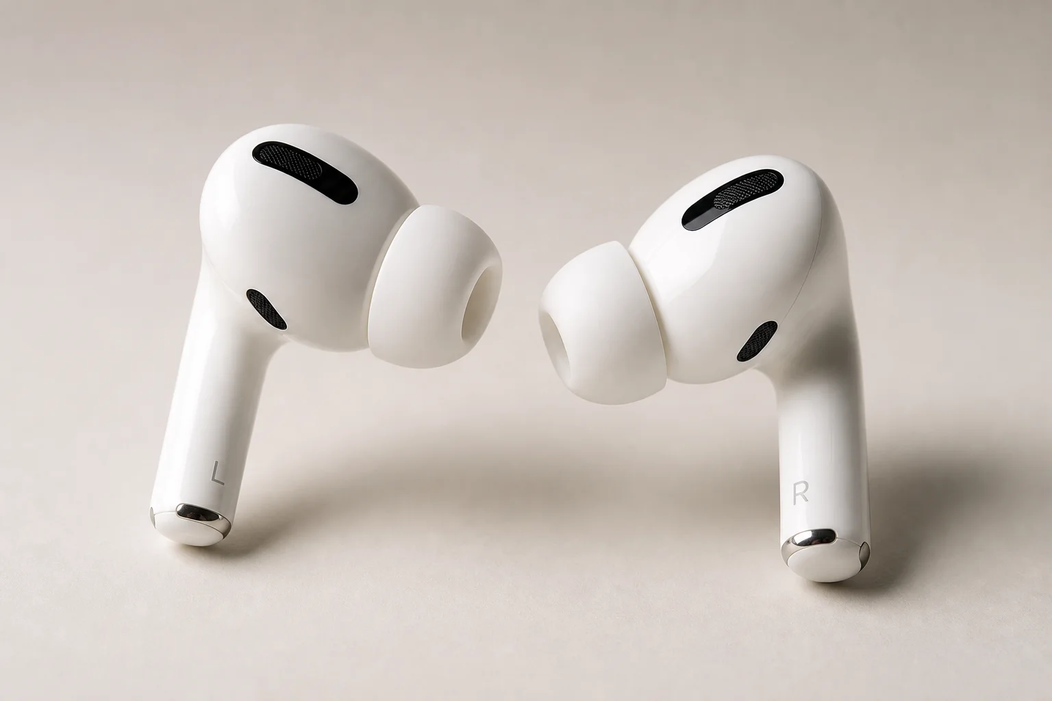 Nine modelos de auriculares dispuestos sobre una superficie de hormigón que representan opciones desde económicas hasta premium
