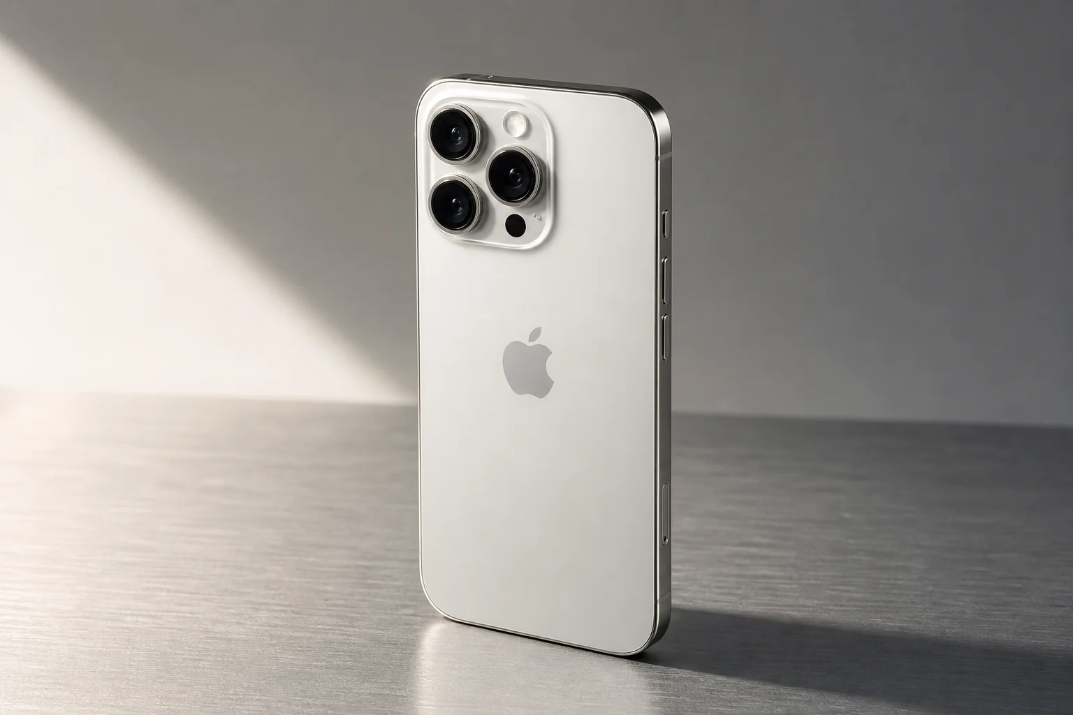 Apple iPhone 16 Pro 與 Sony RX100 Mark VII 相機並排放在灰色背景上
