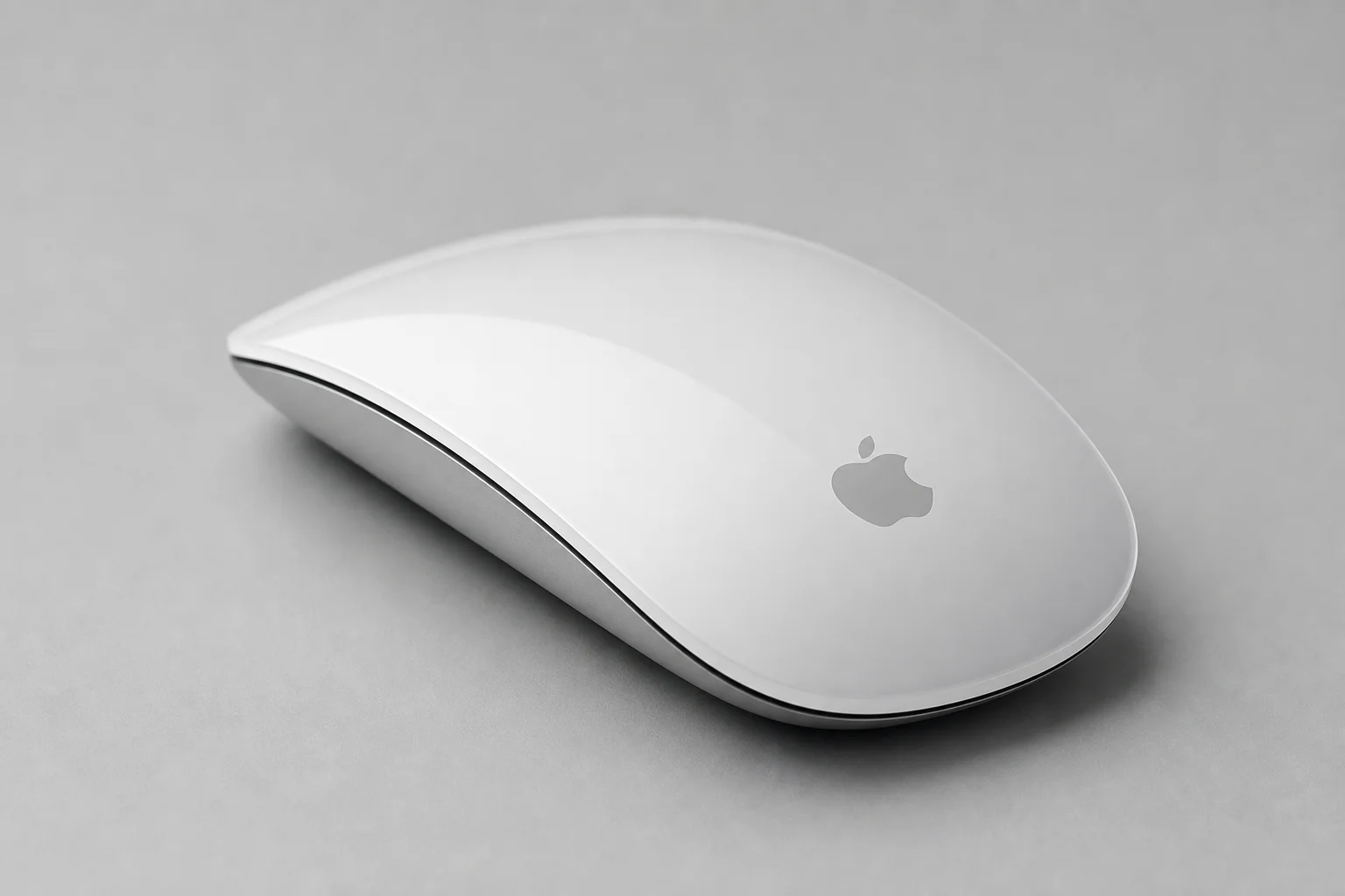 Fem datormöss placerade på en betongyta: Apple Magic Mouse, Magic Trackpad, Logitech G305, Lift och MX Master 3