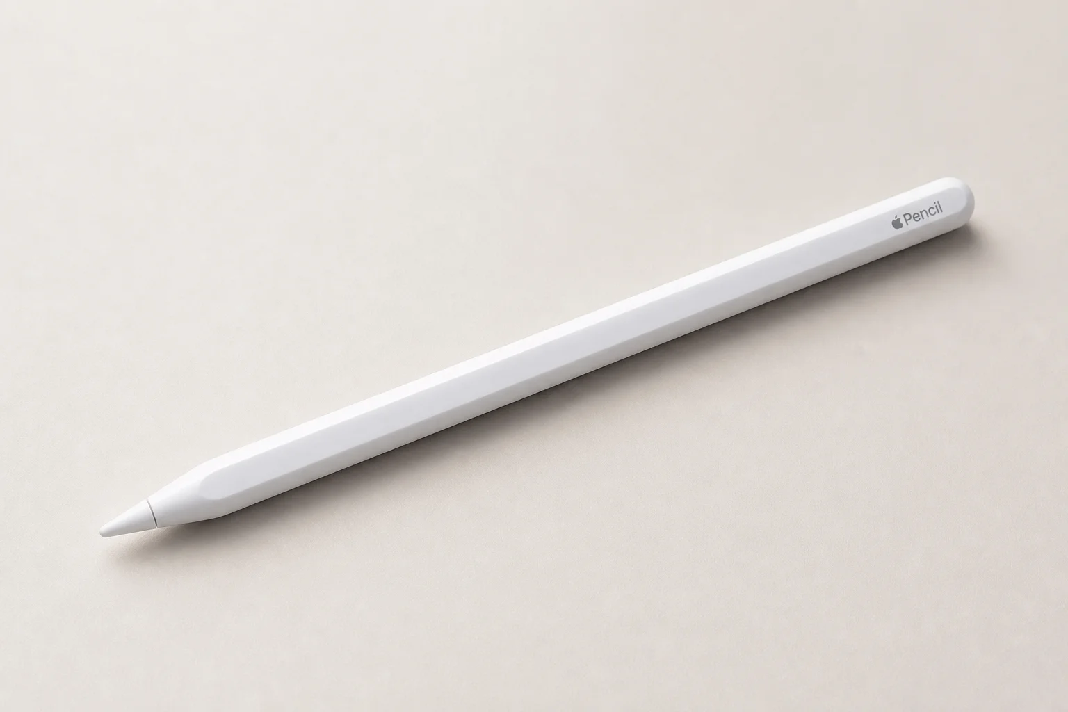 iPad Mini 6 與 iPad Mini 5 平板電腦搭配 Apple Pencil 放置於中性背景上