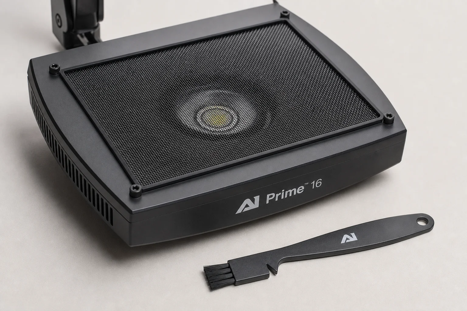 メッシュスクリーンとクリーニングツールが見えるAqua Illumination Prime照明器具のクローズアップ