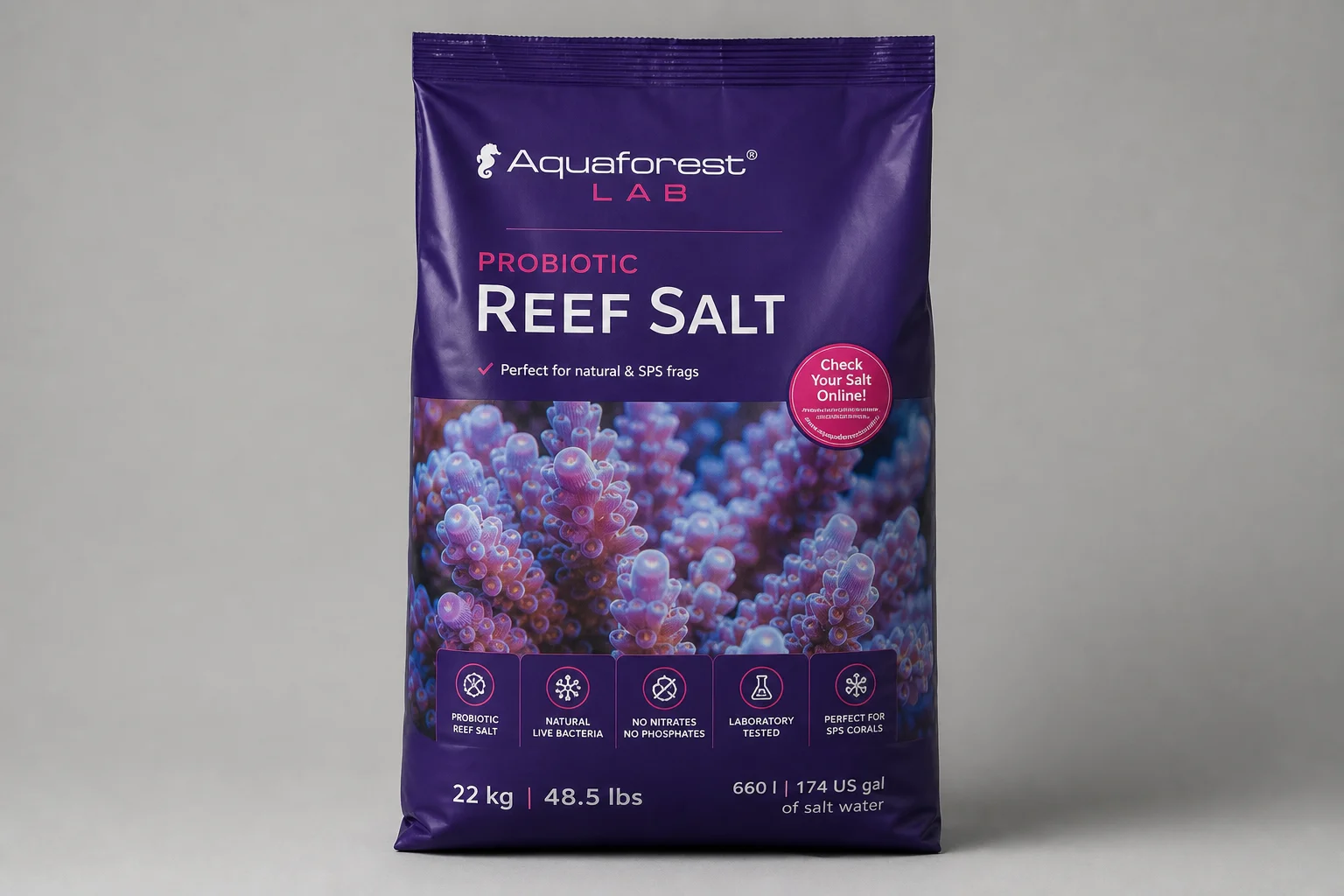 Drei Beutel Aquaforest Salz-Mischung auf einer Betonoberfläche präsentiert