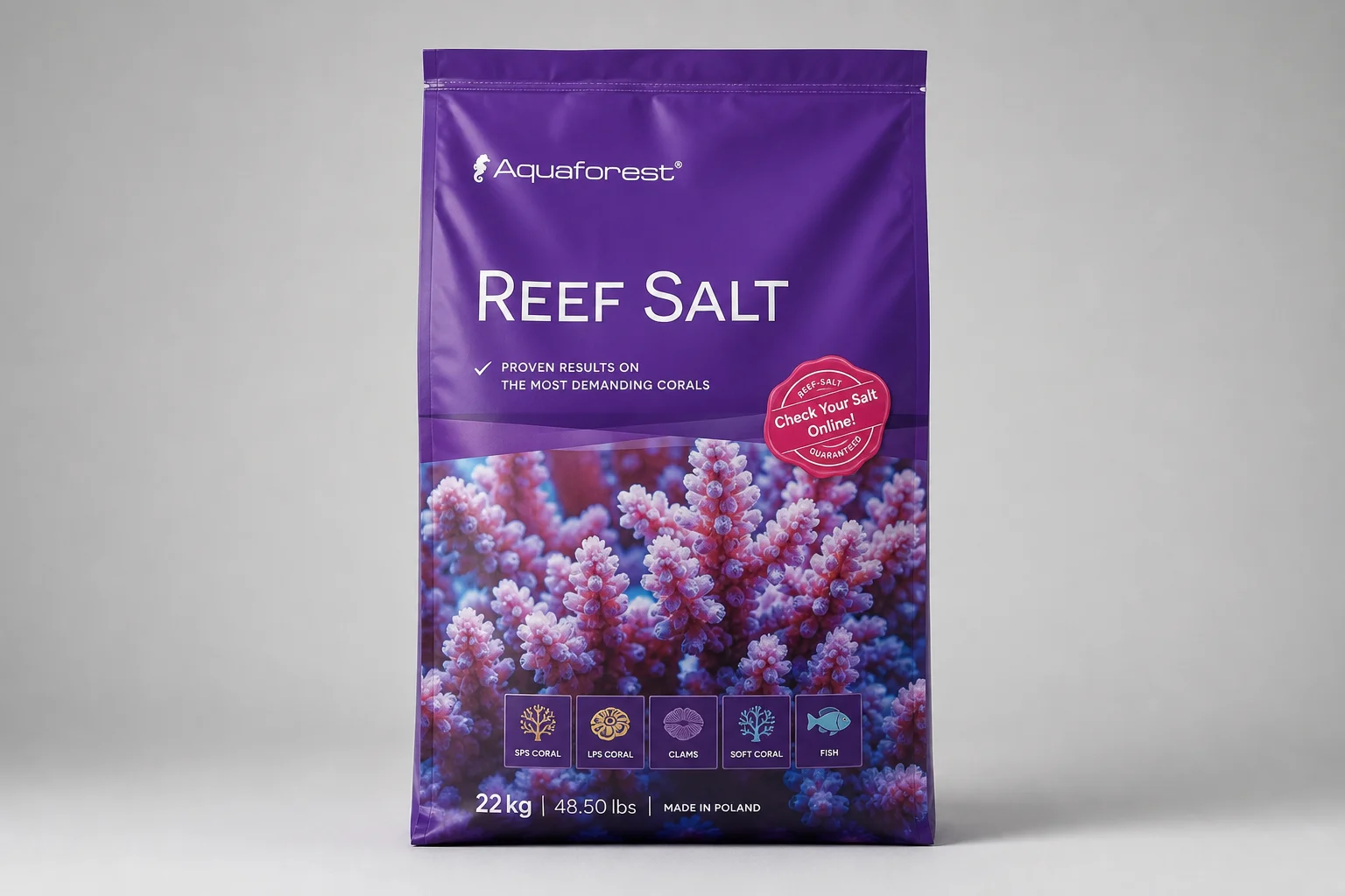 Drei Beutel Aquaforest Salz auf einer Betonoberfläche