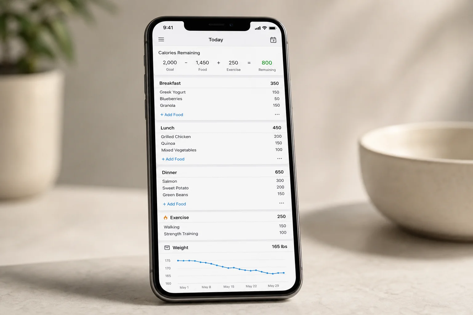 Smartphone mostrando la aplicación de seguimiento nutricional con categorías de comidas y datos de calorías