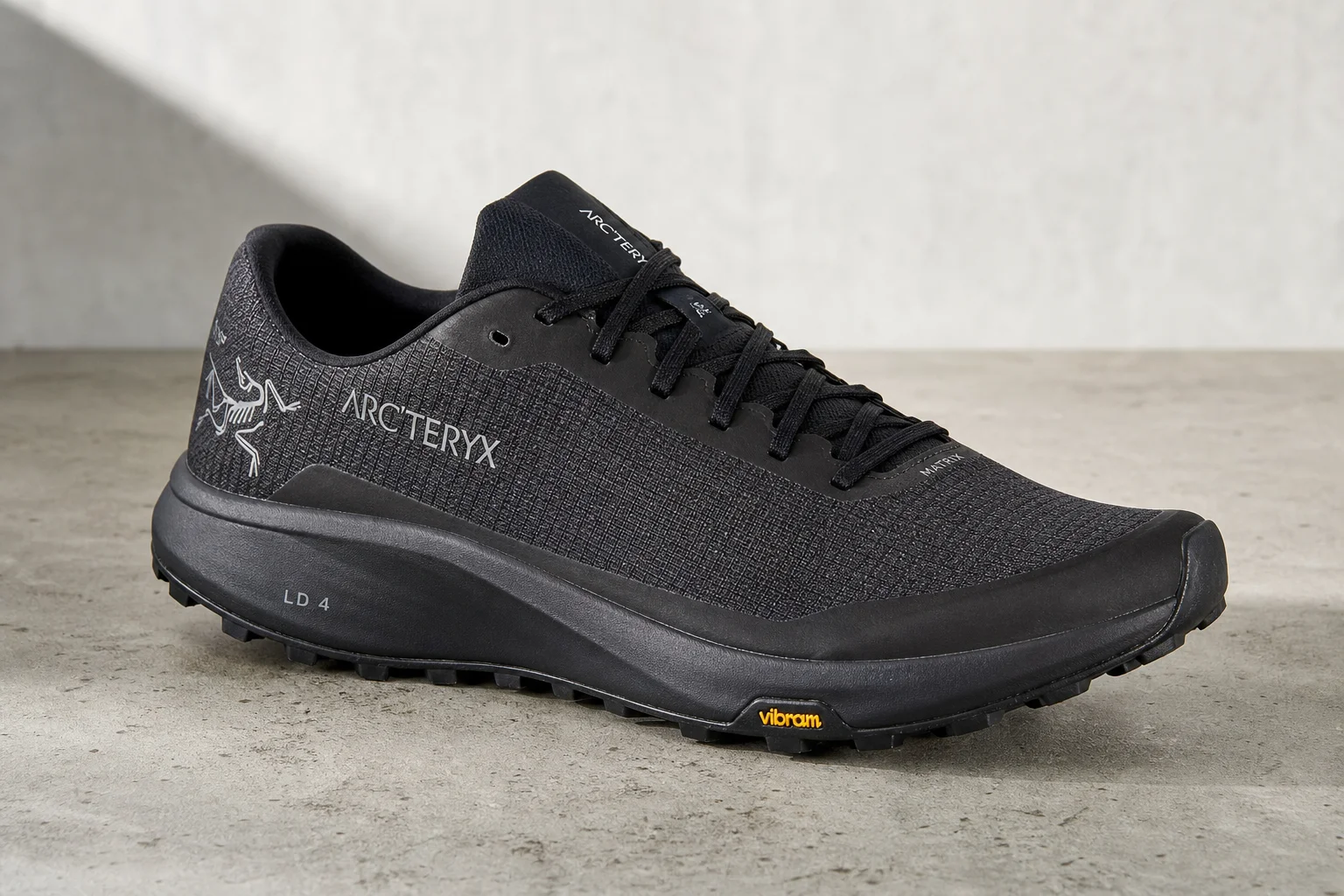 Arc'teryx Sylan Pro Trailrunning-Schuh vor neutralem Hintergrund, der das Matryx-Obermaterial und die Vibram-Außensohle zeigt