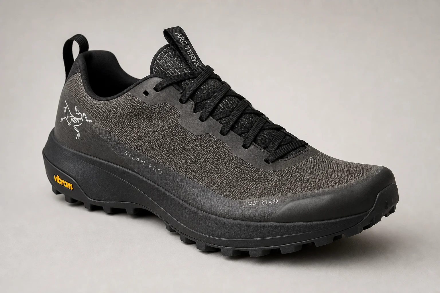 Arc'teryx Sylan Pro 越野跑鞋置於中性背景，展示 Matryx 鞋面與 Vibram 大底