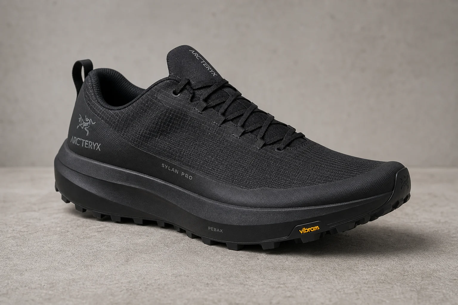 Arc'teryx Sylan Pro Trailrunning-Schuh vor neutralem Hintergrund, der das Matryx-Obermaterial und die Vibram-Außensohle zeigt