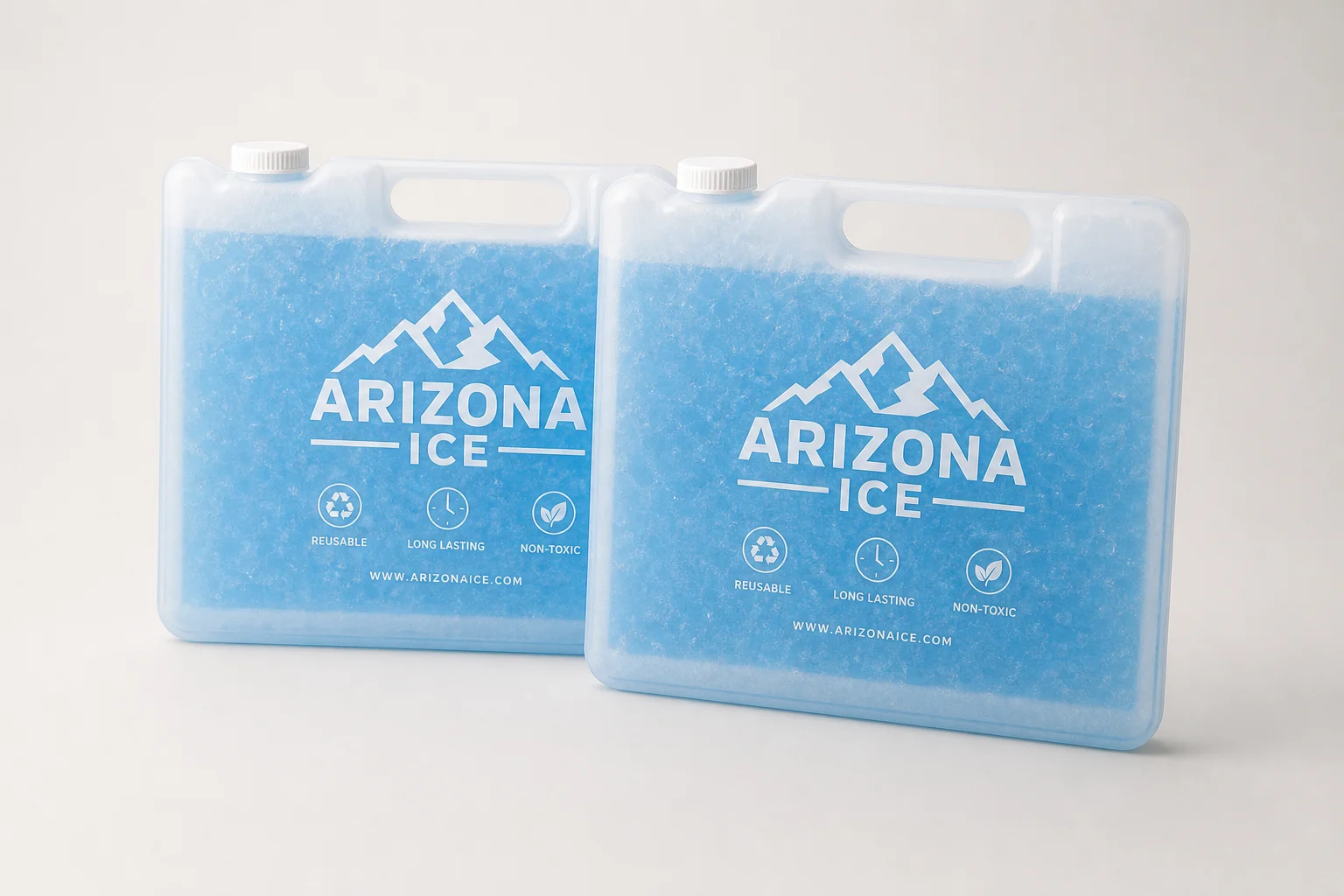 兩塊 Arizona Ice 冰磚並排放在中性背景上