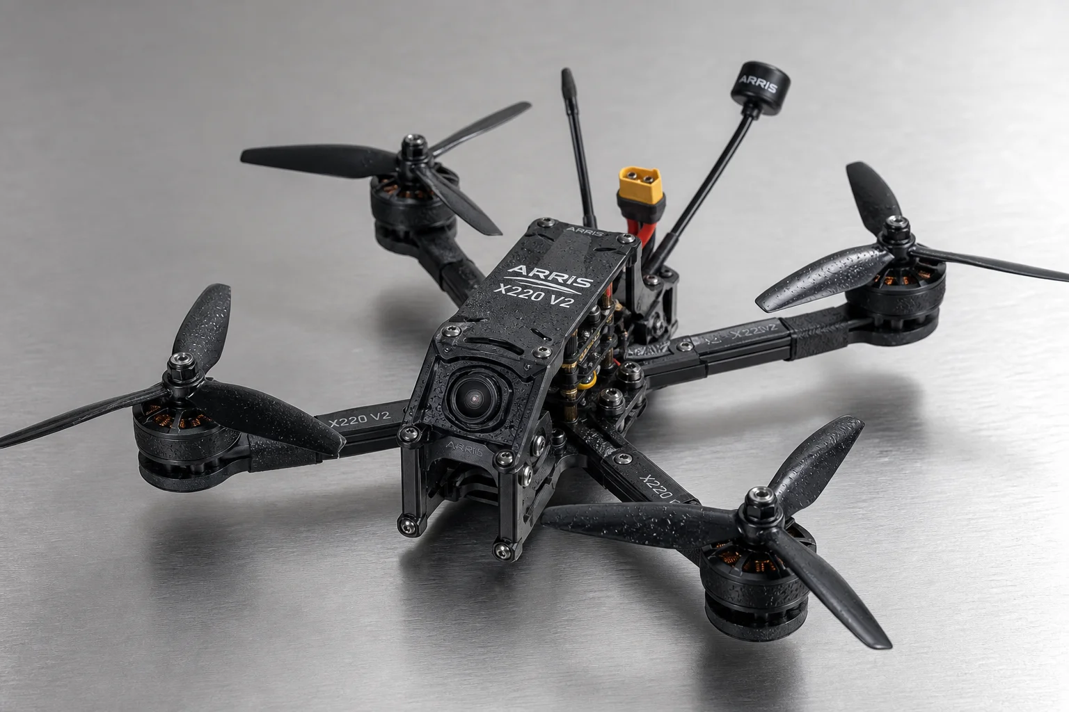 Fem FPV-racingdrönare i olika storlekar uppställda på en betongyta