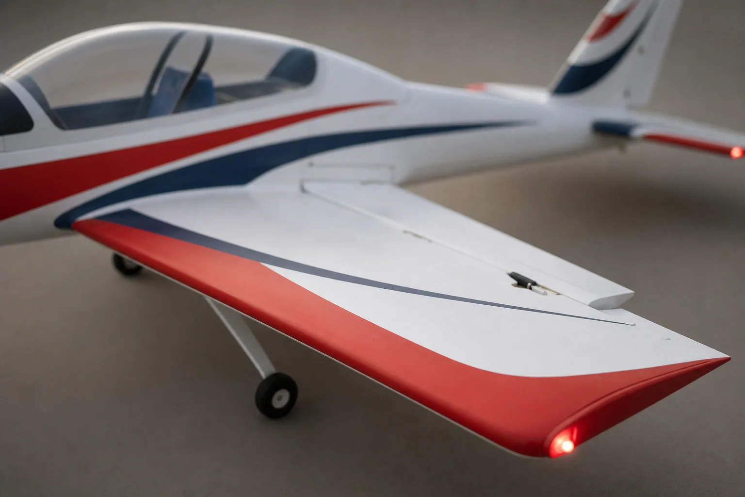 Nahaufnahme der Ruderflächen und Navigationslichter des RC-Flugzeugs
