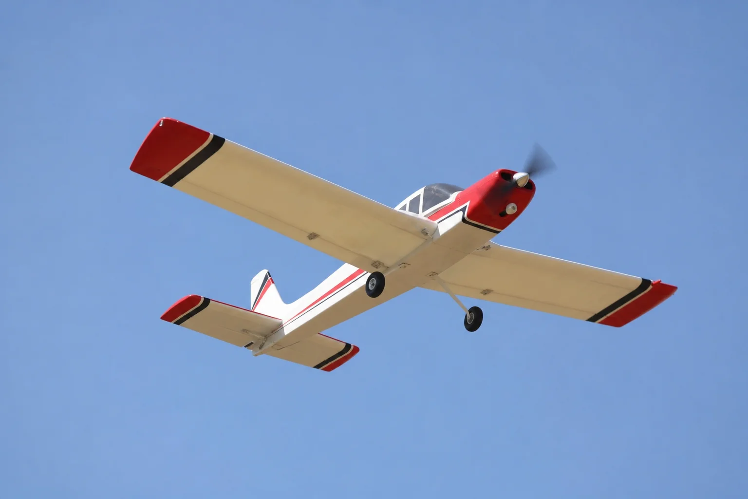 RC-Flugzeug im Horizontalflug vor klarem Himmel