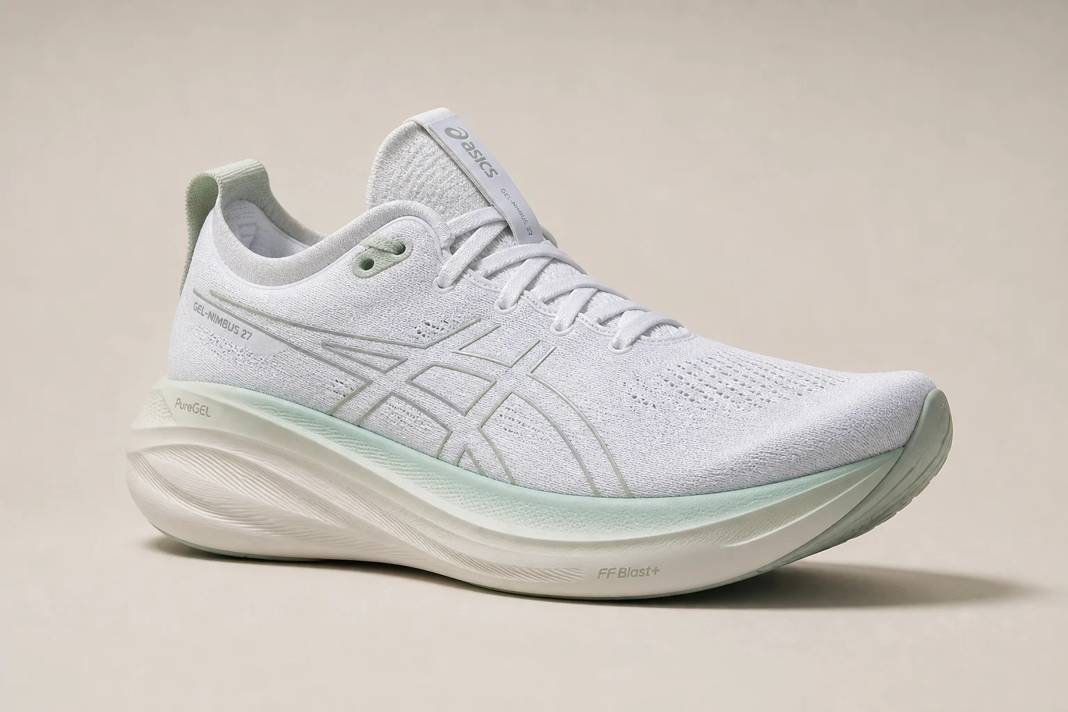 Colección de zapatillas de running para corredores pesados dispuestas sobre una superficie de hormigón