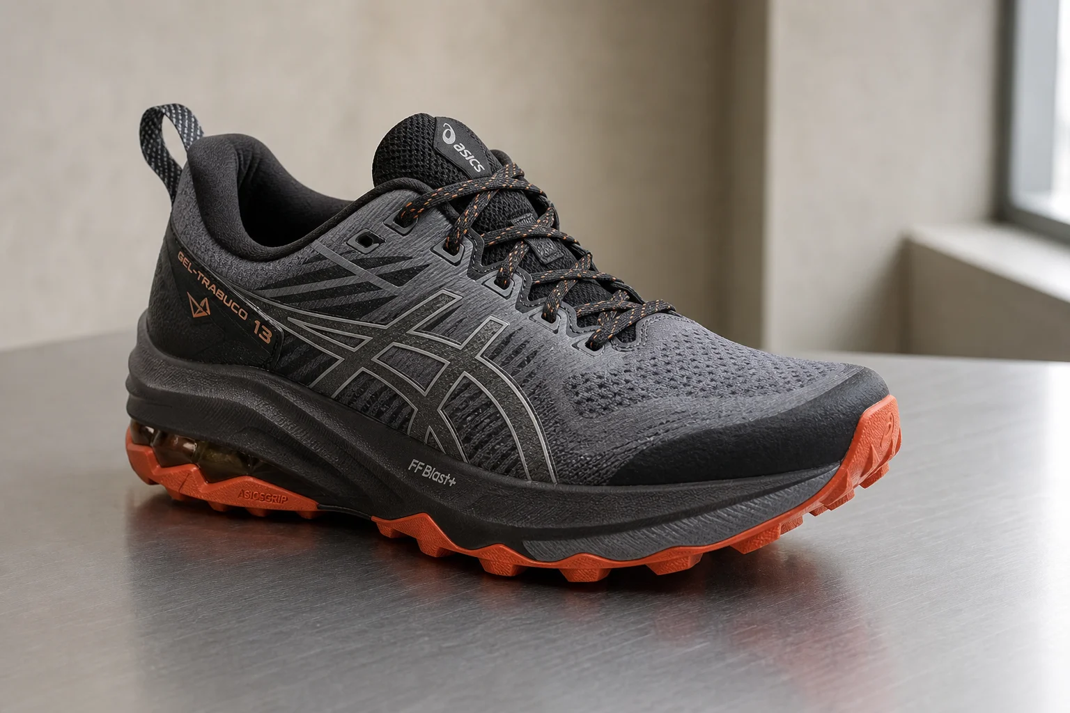 Tre scarpe da trail running disposte sul cemento: La Sportiva Prodigio Pro, Saucony Xodus Ultra 4 e ASICS Gel-Trabuco 13