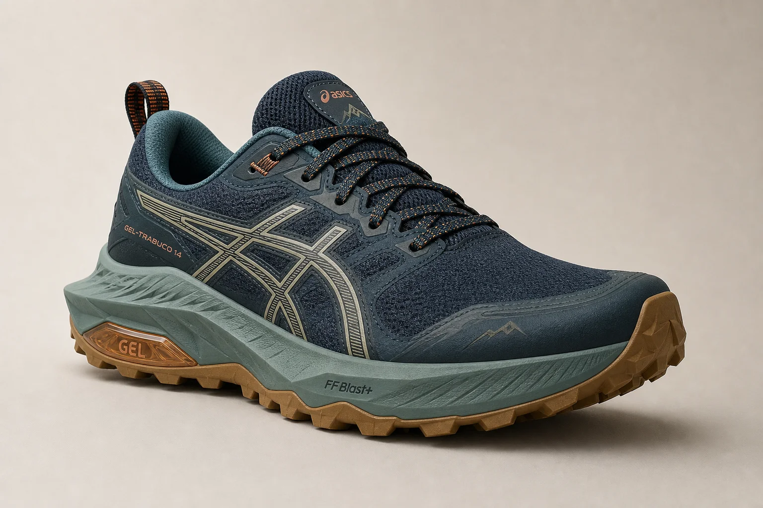Fünf Trailrunning-Schuhe auf einer Betonfläche, die verschiedene Designs präsentieren