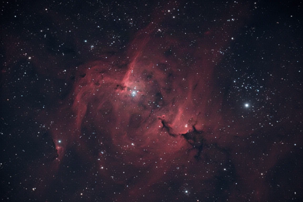 Scena notturna a campo ampio con nebulose a emissione in Cassiopea