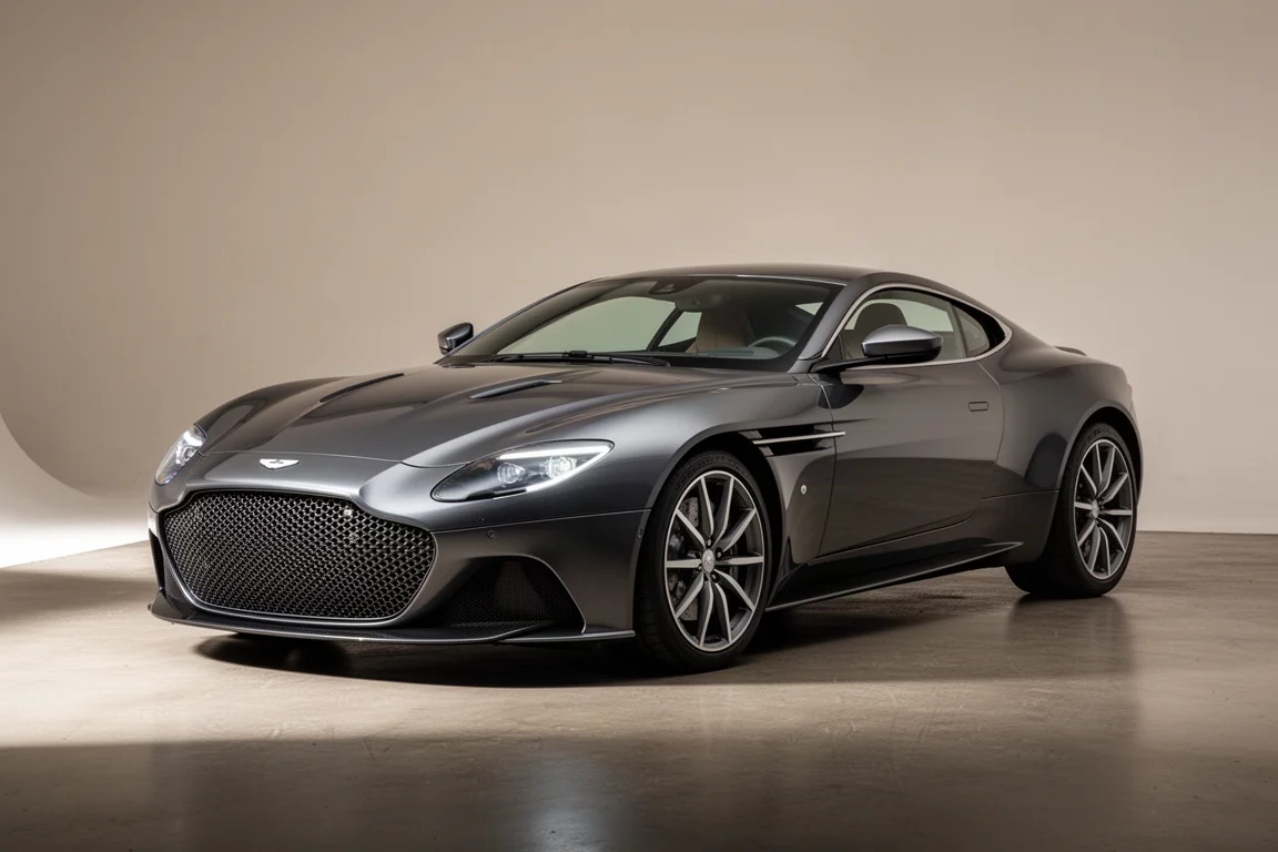 Sports car moderna grigia in veduta a tre quarti su una pavimento in cemento di uno studio