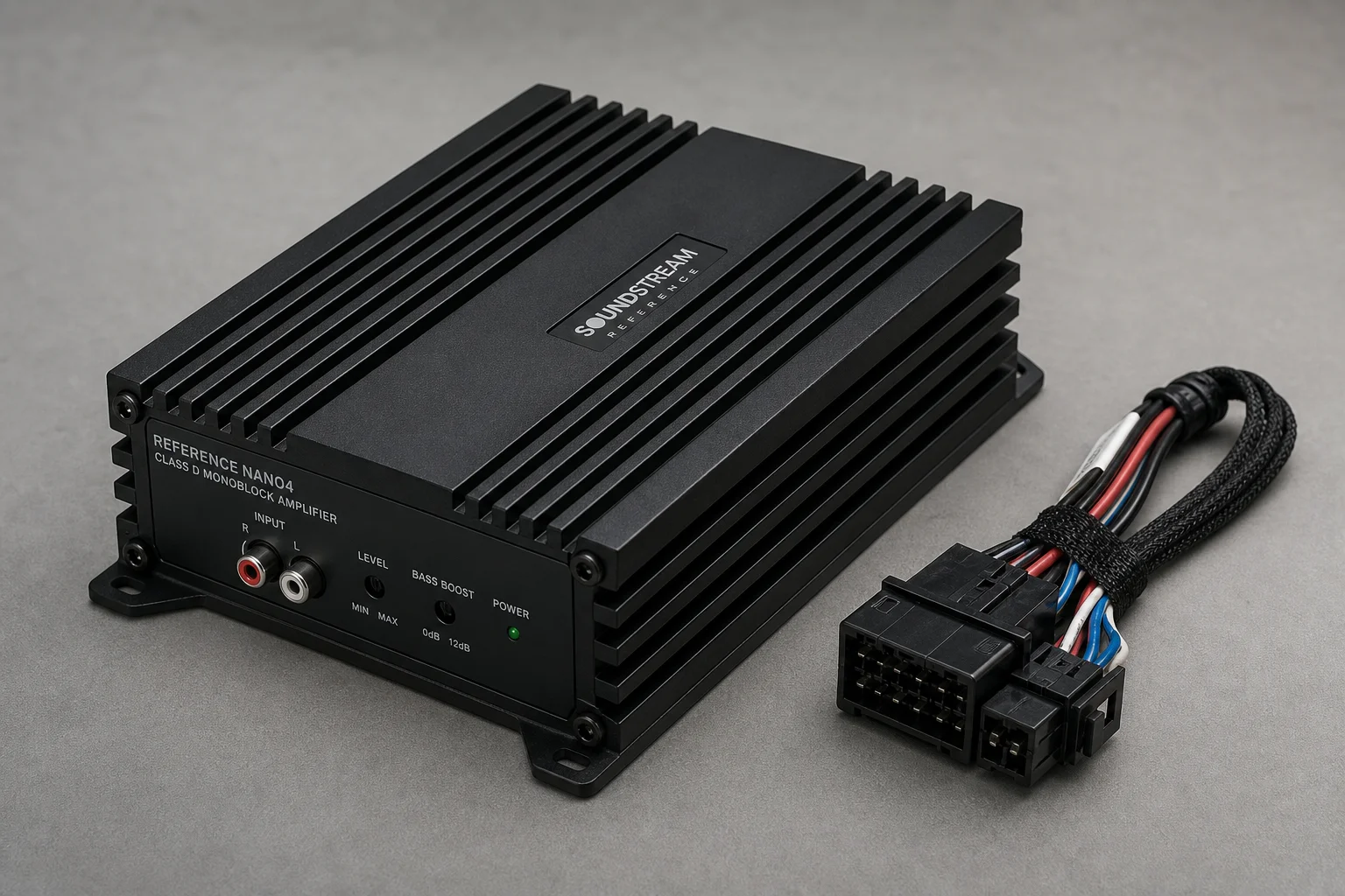 Sette amplificatori mono per auto disposti su una superficie in alluminio spazzolato