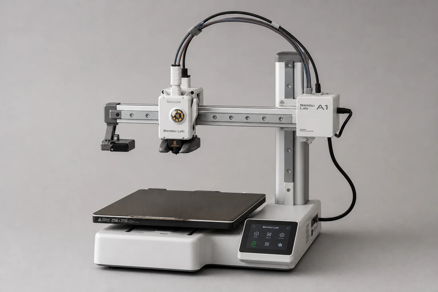 Bambu Lab X1 Carbon und P1S 3D-Drucker nebeneinander vor neutralem Hintergrund