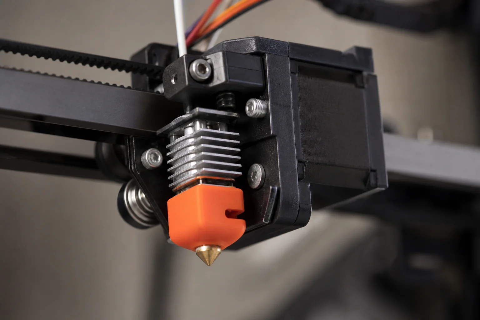 Nahaufnahme der Single-Düsen-Extrudereinheit mit Servomotor