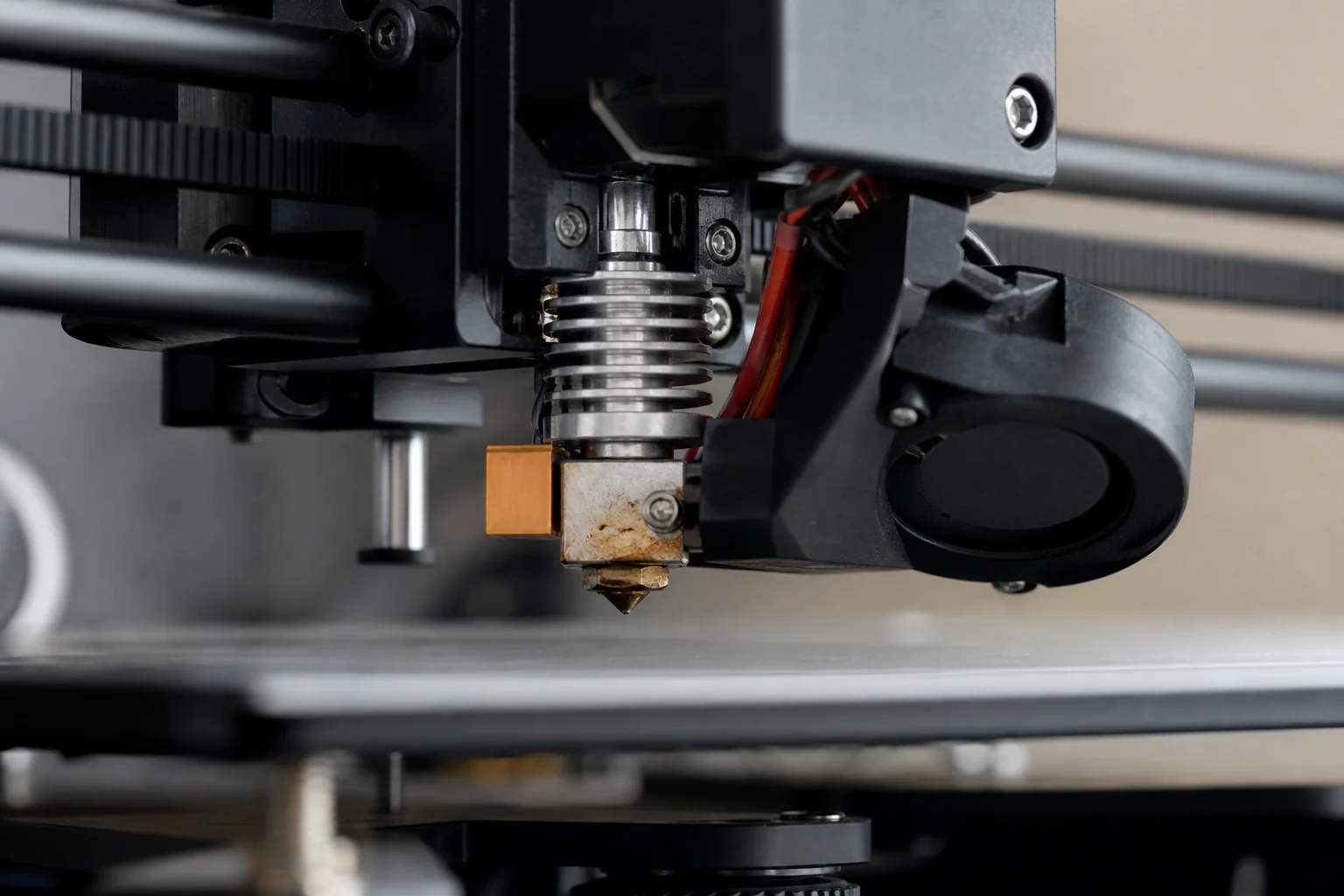 動作中の3Dプリンターのノズルとヒートベッドのクローズアップ
