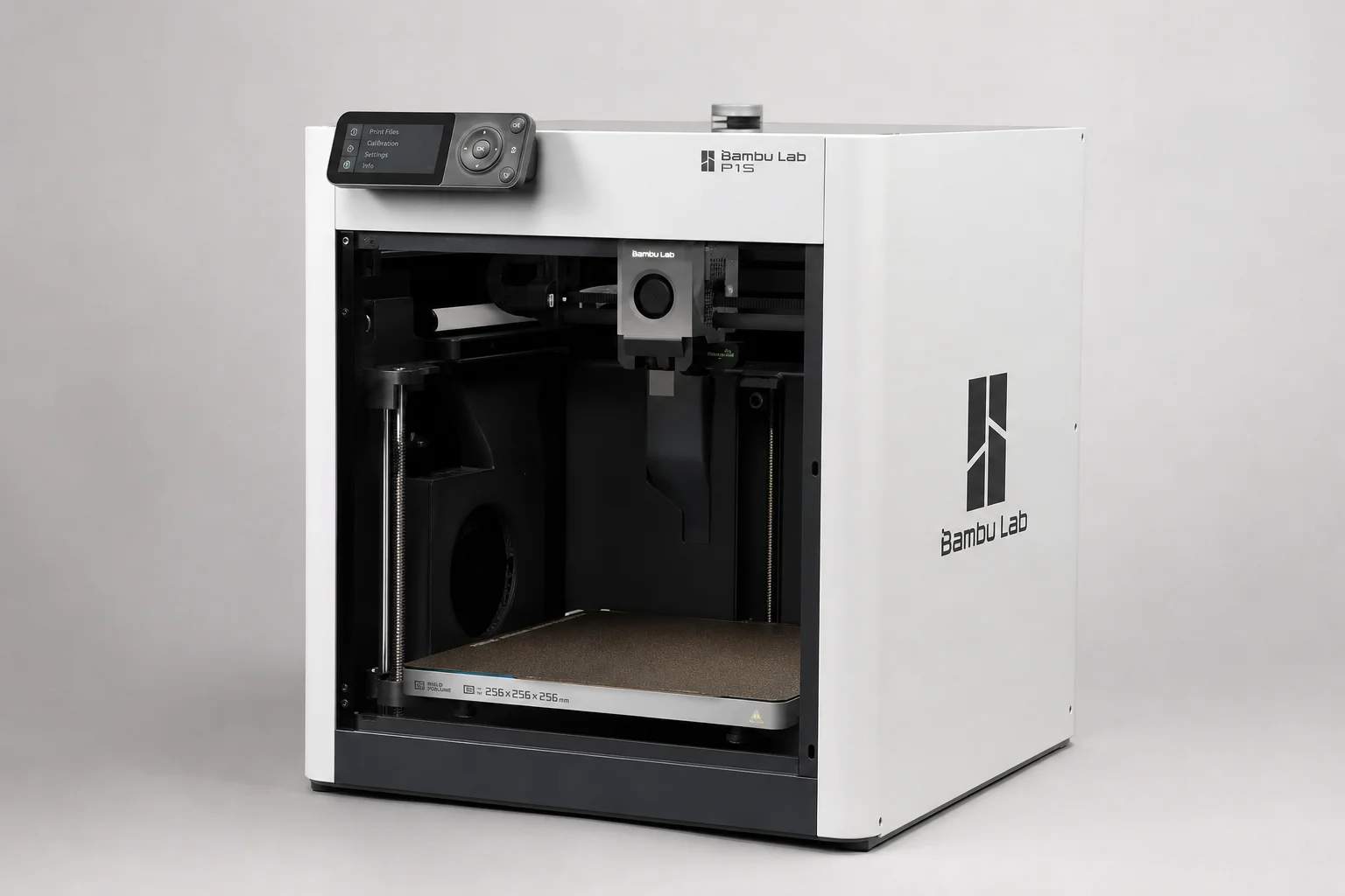 Die 3D-Drucker Bambu Lab X1 Carbon und P1S nebeneinander vor einem neutralen Hintergrund
