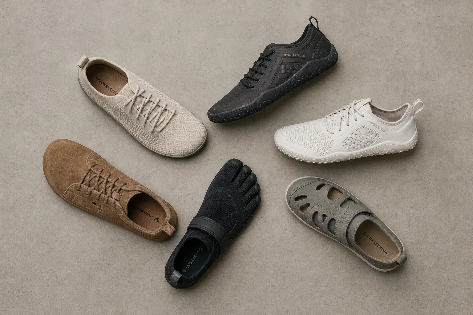 Vue de dessus de chaussures barefoot de différentes couleurs et styles sur du béton