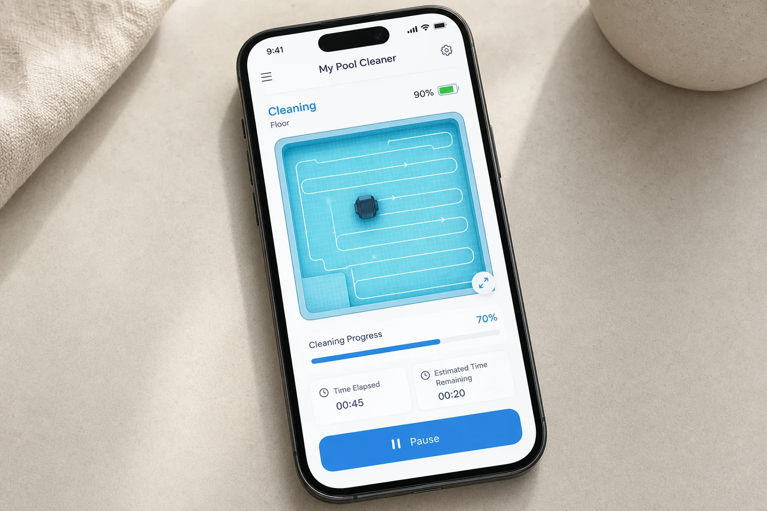 Smartphone che mostra l'app per la pulizia della piscina con stato in tempo reale e schemi di pulizia