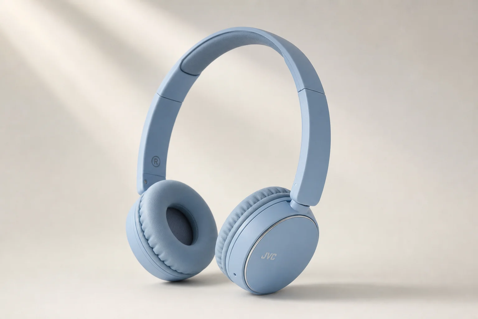 Beats Studio Pro und Beats Solo 4 Kopfhörer auf einer Betonoberfläche präsentiert