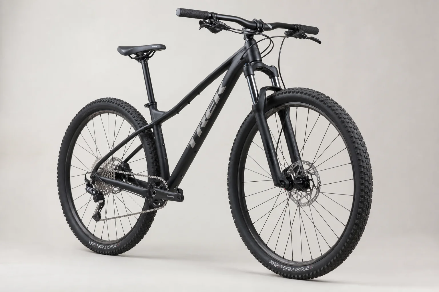Mountain bike hardtail vista di tre quarti che mostra i dettagli del telaio e i componenti