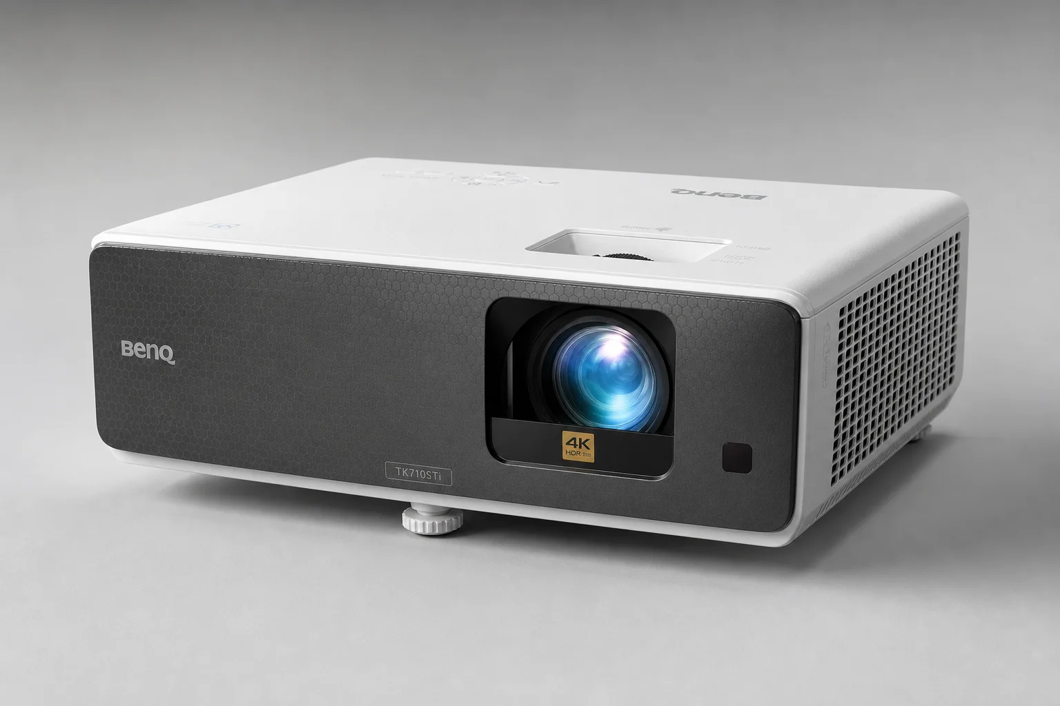 Cinque proiettori per home theater disposti per dimensioni su una superficie in cemento