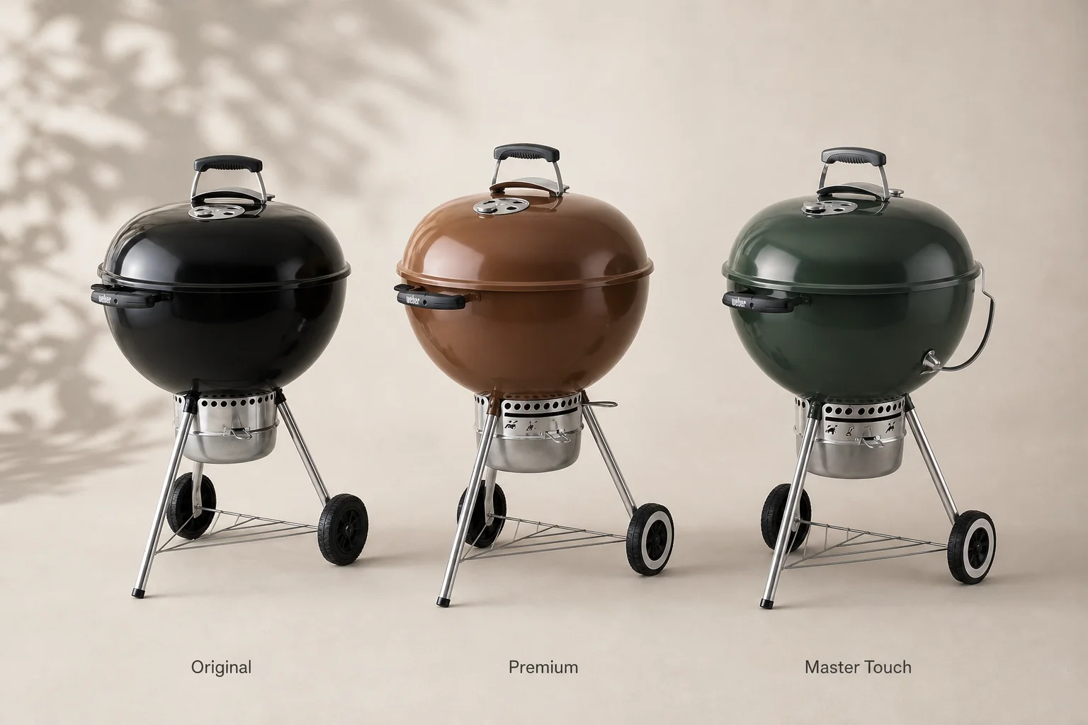 三款 Weber 22 吋炭烤爐並排，展示 Original、Premium 與 Master Touch 型號