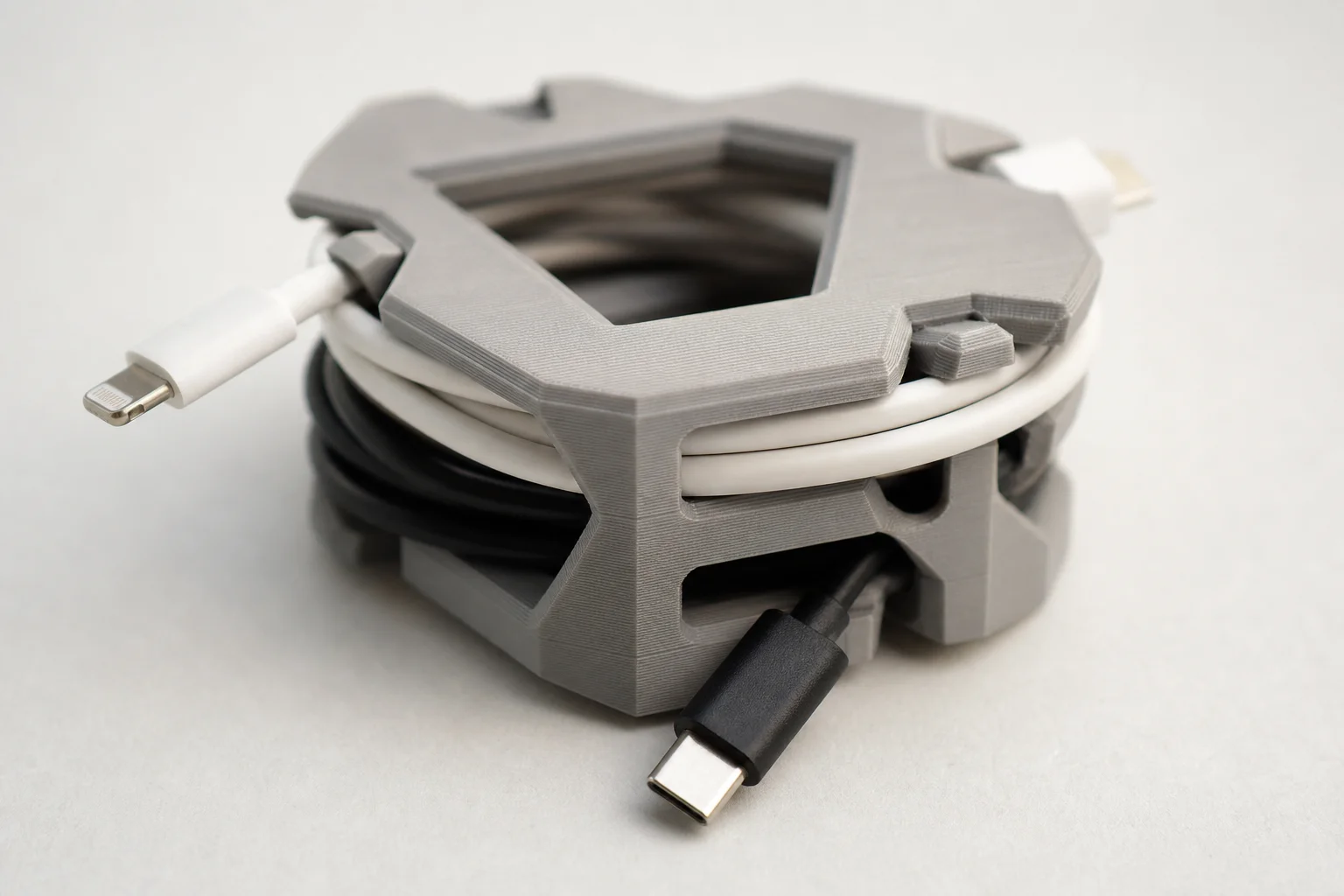 3D 列印理線器的特寫細節，用於整理 USB 與電源線