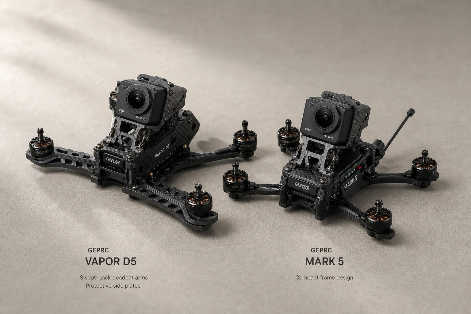 GEPRC Vapor D5 und Mark 5 FPV-Drohnen nebeneinander auf Beton