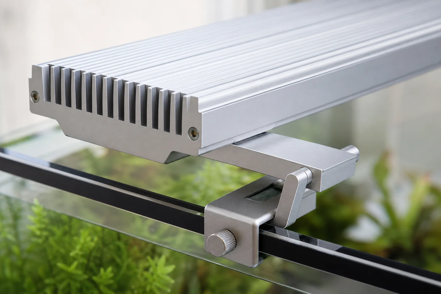Aluminum aquarium light fixture with heat dissipation design mounted on tank