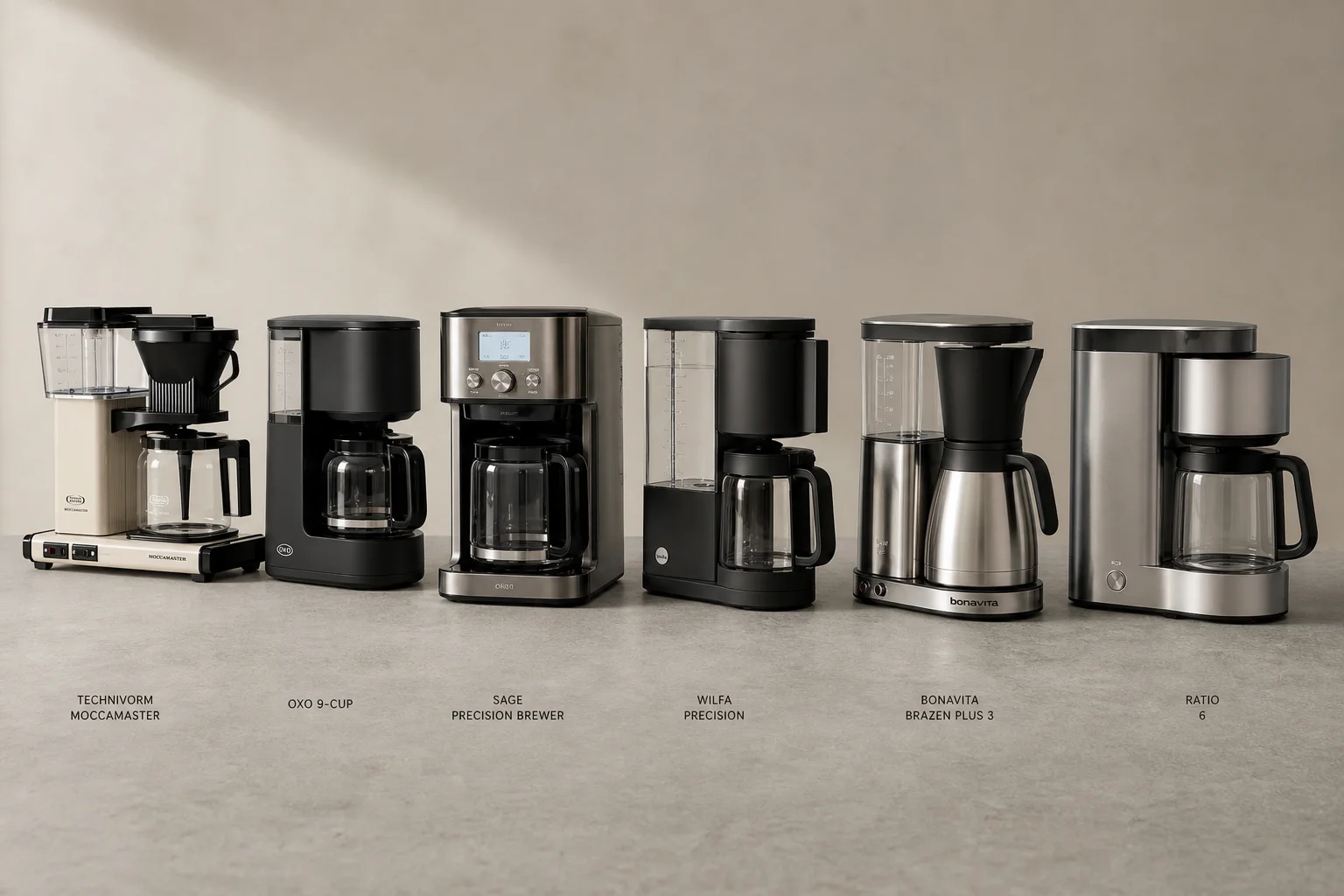 Seis cafeteras automáticas dispuestas en fila sobre una superficie de hormigón