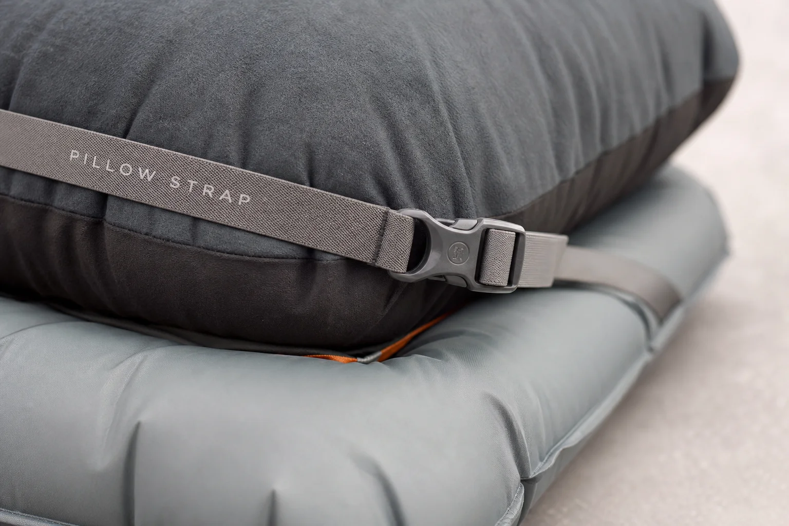 Elastisches Band und Schnalle des Pillow Strap zur Befestigung an der Isomatte
